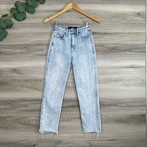 Hollister Light Wash Ultra High Rise Mom Jeans Sz 24